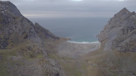 Luftaufnahme-Des-Bunes-Beach,-Mitten-In-Den-Bergen-Im-Lofotodden-Nasjonalpark,-Norwegen---Kreisen,-Drohne-Erschossen