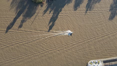 maniobrando el canal del río amazonas en américa del sur