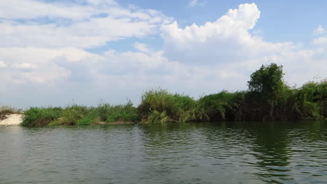 Eine-Nachmittägliche-Kreuzfahrt-Auf-Dem-Mächtigen-Zambezi-Entlang-Der-Nambischen-Seite-Mit-Blick-Auf-Sambia