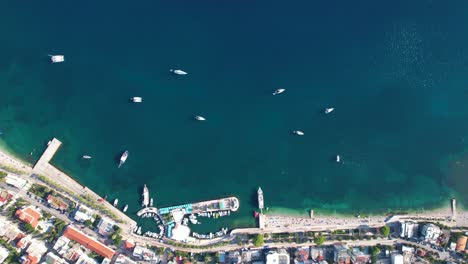 Vistas-Aéreas-De-La-Belleza-Costera-De-Saranda:-Bahías-Azules,-Hoteles-Con-Vistas-Al-Mar-Y-La-Encantadora-Costa-De-Saranda-Desde-Arriba