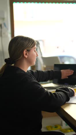 mujer trabajando en una computadora portátil en un café