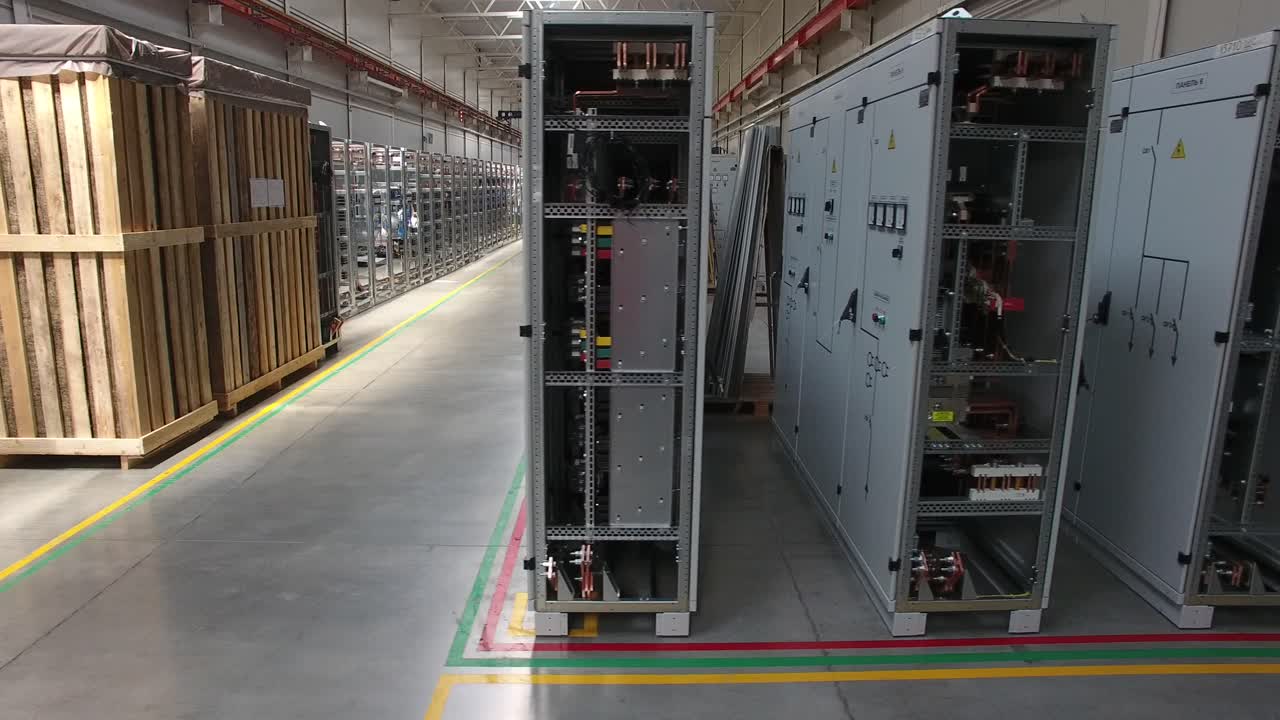 área de almacenamiento y distribución de equipos eléctricos industriales