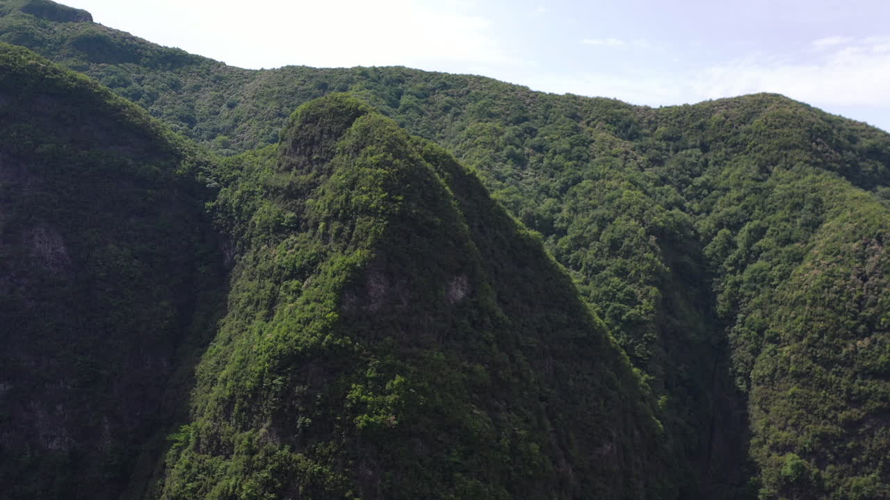 vista aérea de la belleza salvaje de la isla de madeira portugal, selva montañosa en un día soleado en el parque nacional, disparo de drones