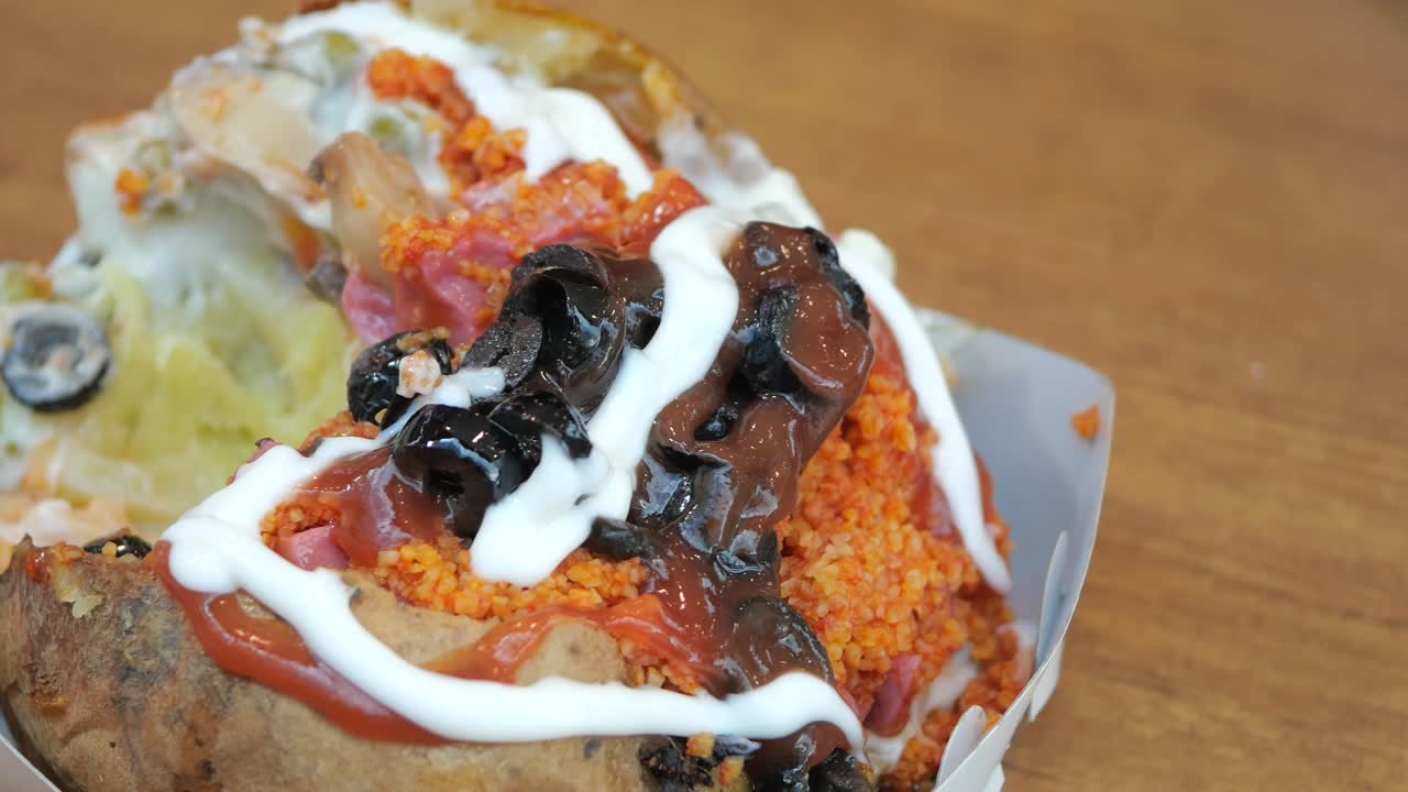 Patata ripiena al forno con condimenti