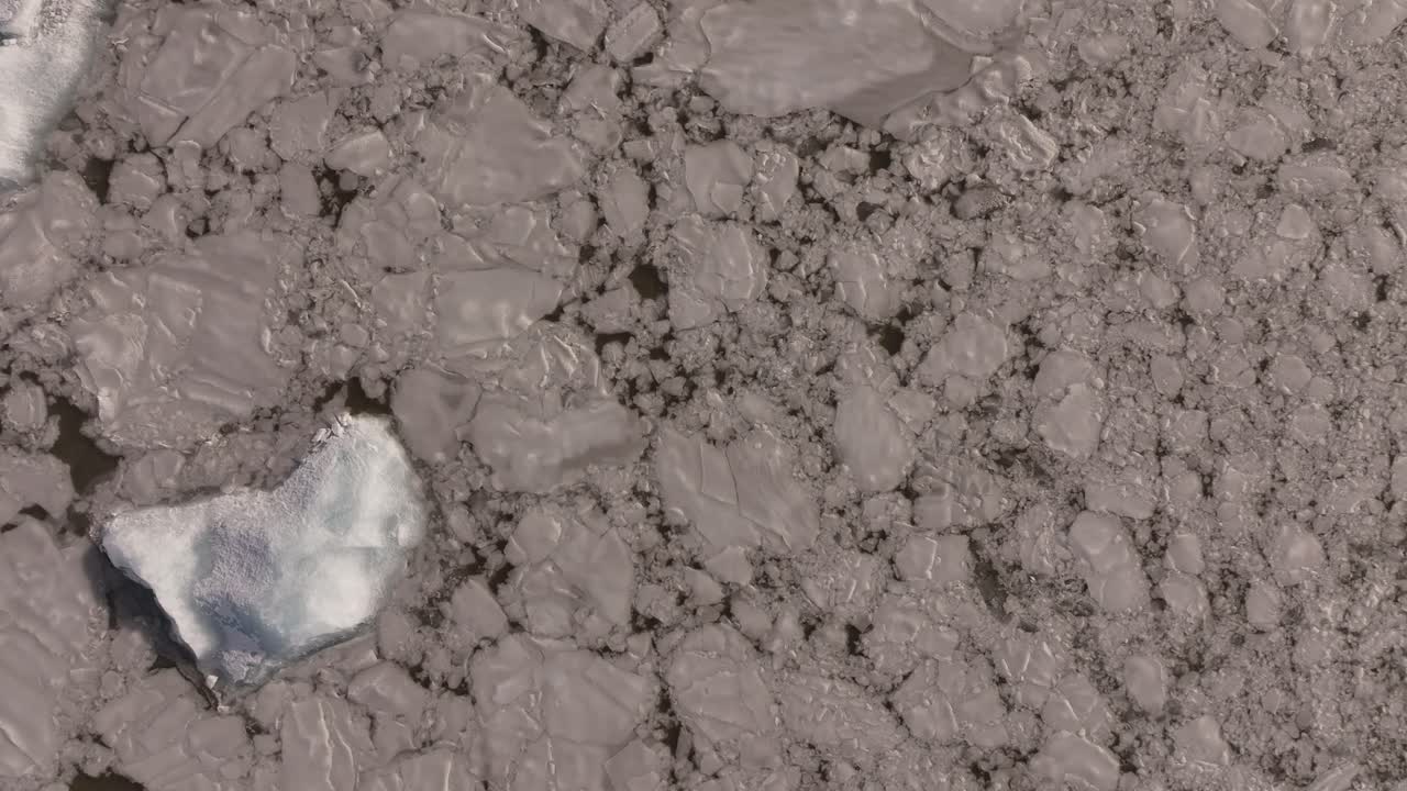 Near Jökulsárlón, Iceland - stunning top-down drone view of icebergs drifting in Fjallsárlón Glacier Lagoon.