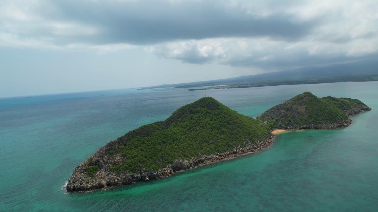 Veduta aerea dell'isolotto di Cabras (capra) al largo della costa di São Tomé, Africa.
