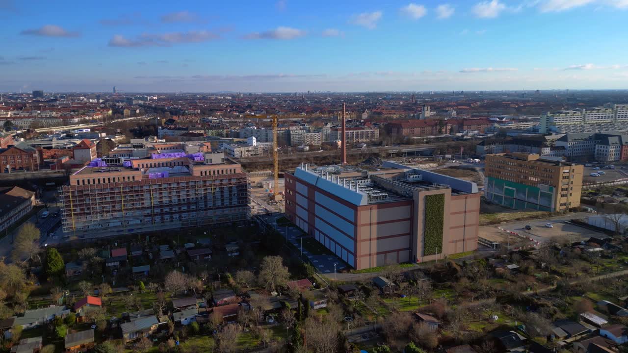 Prédio de data center com fachada de parede verde, infraestrutura tecnológica e computação sustentável em uma paisagem urbana. Filmagem de drone circular e com uma bela vista aérea em time-lapse de hipermovimento com rampa de velocidade.