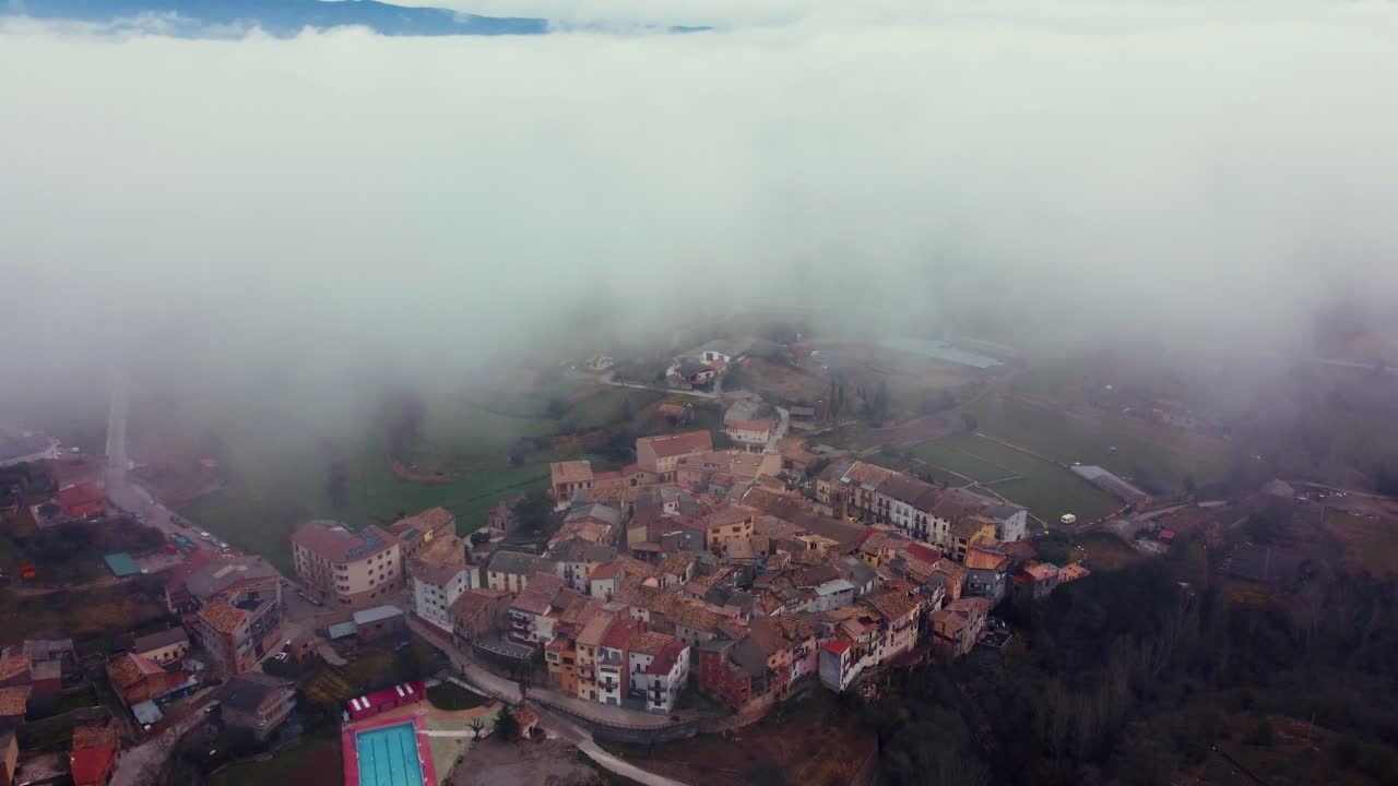 alejar la vista aérea del pueblo de peramola, en lleida, cataluña, españa