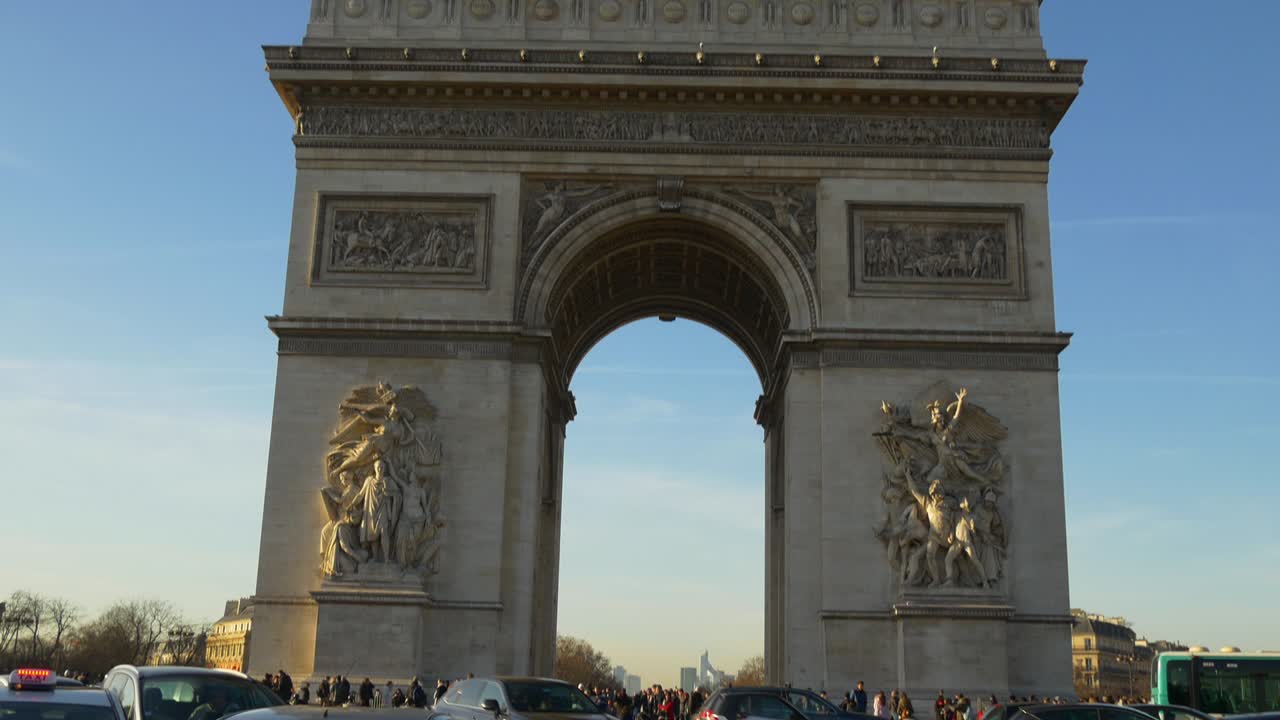 francia hora de puesta de sol ciudad de parís famoso arco del triunfo círculo de tráfico frente panorama 4k
