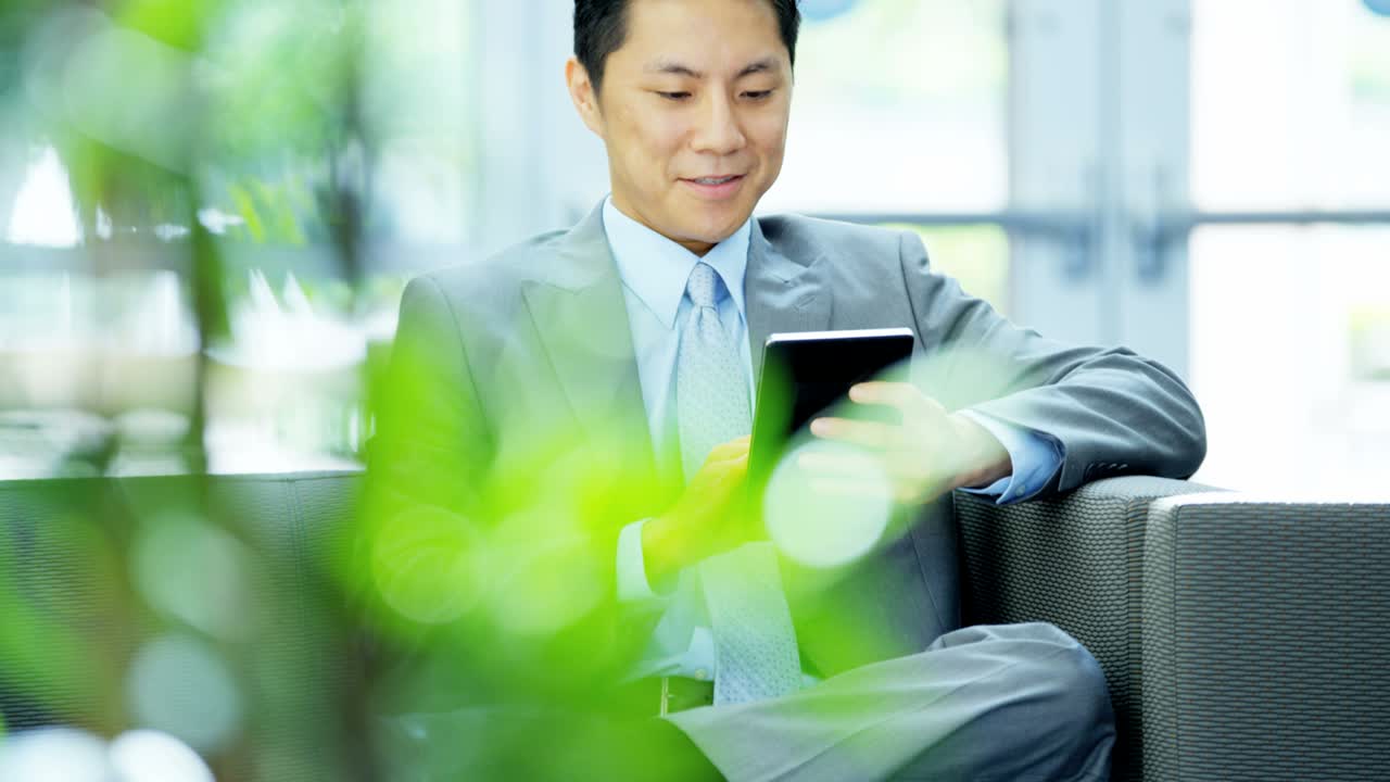 도시 사무실에서 젊은 아시아계 미국인 사업가 초상화