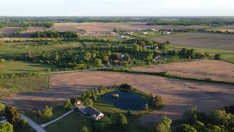 Vista-Aérea-De-Muchas-Granjas-En-Un-Día-Soleado-En-El-Sureste-De-Michigan