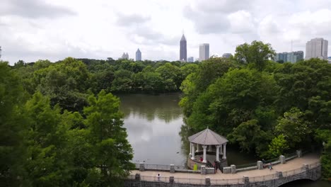 Ausgezeichnete-Luftaufnahme-Eines-Sees-Und-Wolkenkratzer-In-Atlanta,-Georgia