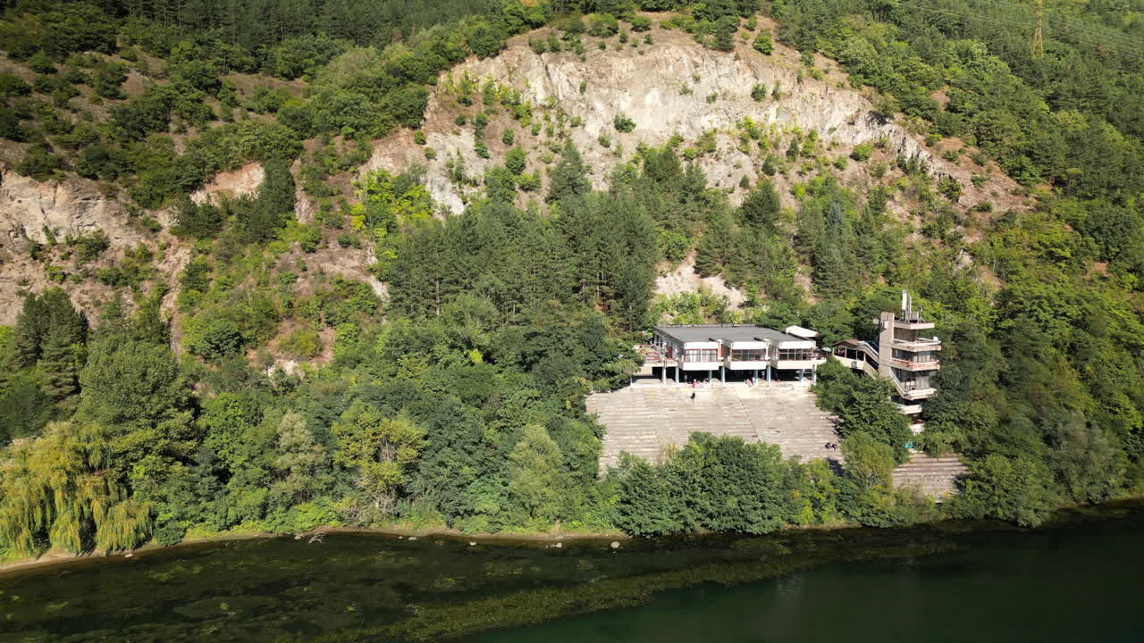 antena circular hacia adelante sobre el edificio postcomunista de entretenimiento abandonado cerca de sofia, junto al lago pancherevo