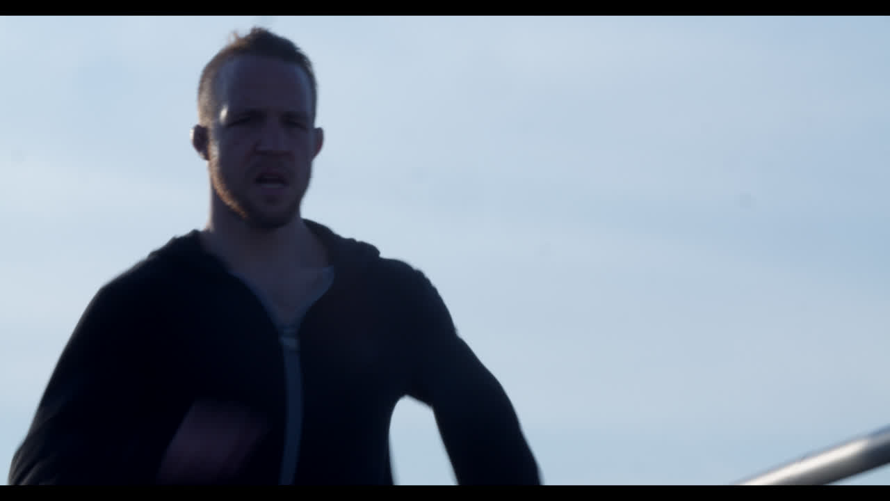 hombre corriendo en un puente