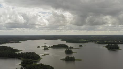 panorámica sobre un gran lago hermoso con islas en letonia