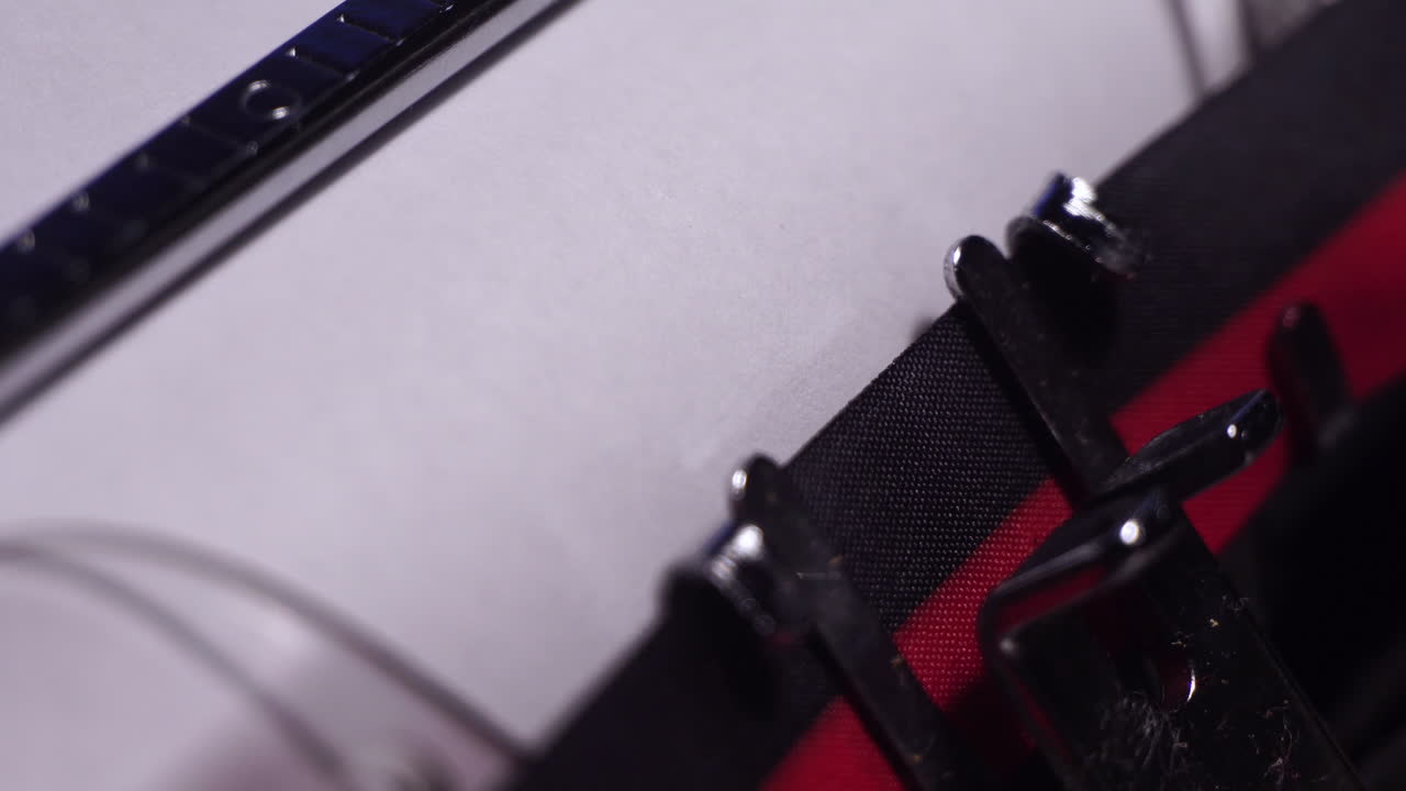 año 1864 escribiendo en papel blanco en una máquina de escribir de época, macro de primer plano