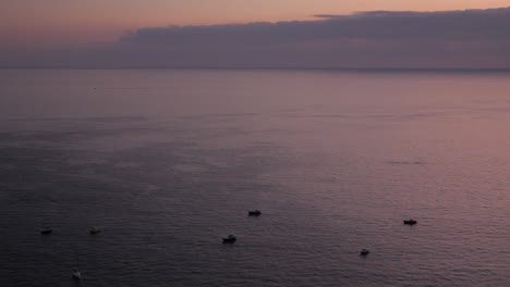 Zeitraffer-Eines-Sonnenuntergangs-Am-Meer-In-Positano,-Amalfiküste