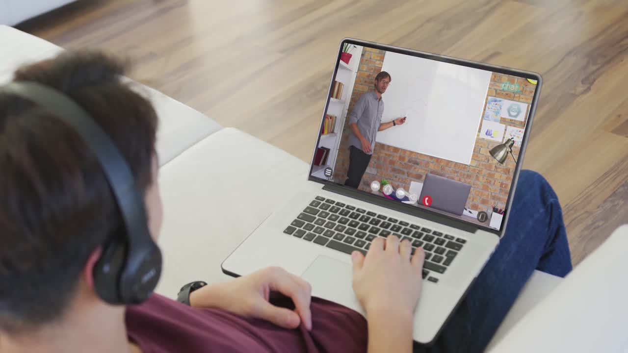 animación de un niño caucásico con auriculares que tiene lecciones en línea en una computadora portátil en casa