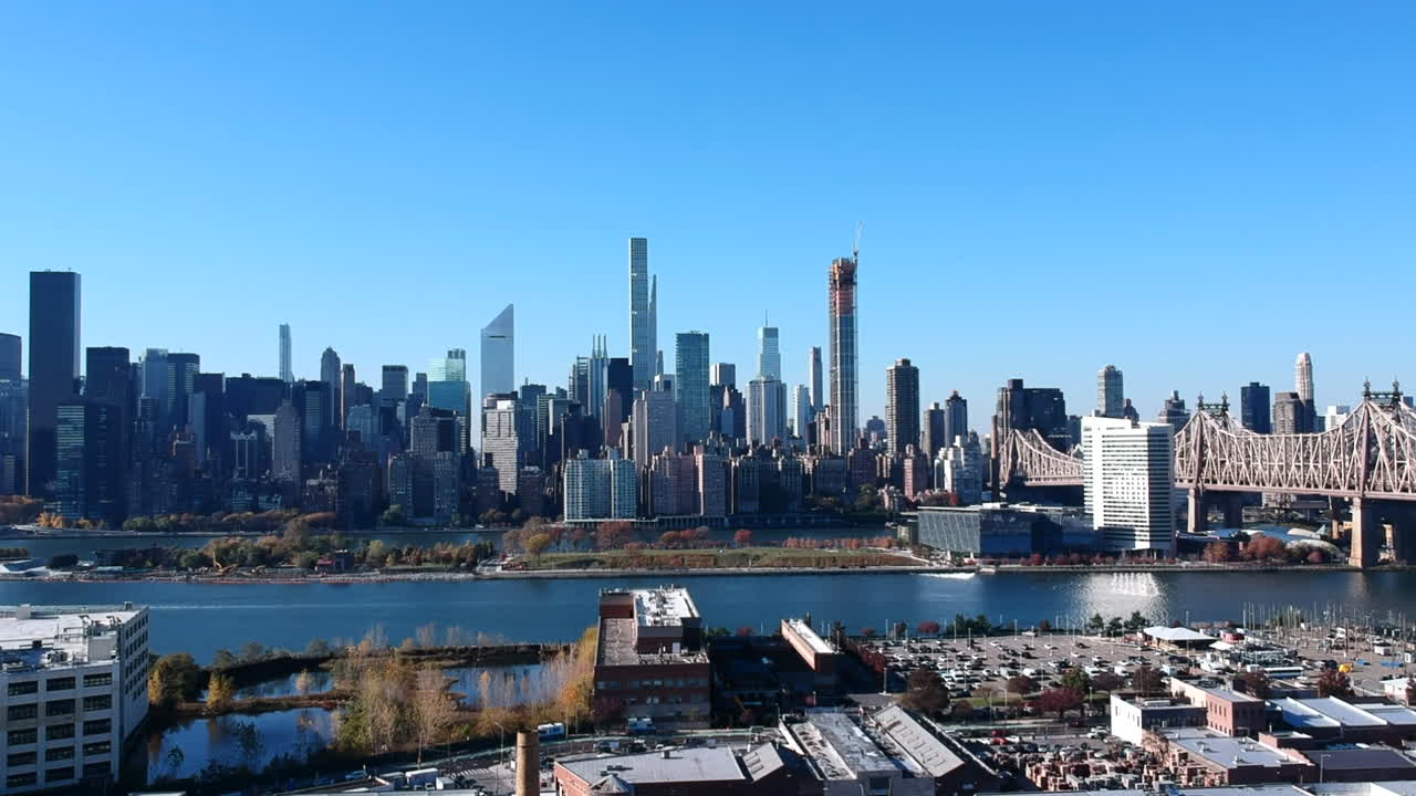 뉴욕시의 레녹스 힐에서 루즈벨트 섬과 동쪽 강을 가로지르는 퀸즈보로 다리가 있는 사냥꾼의 지점 남쪽