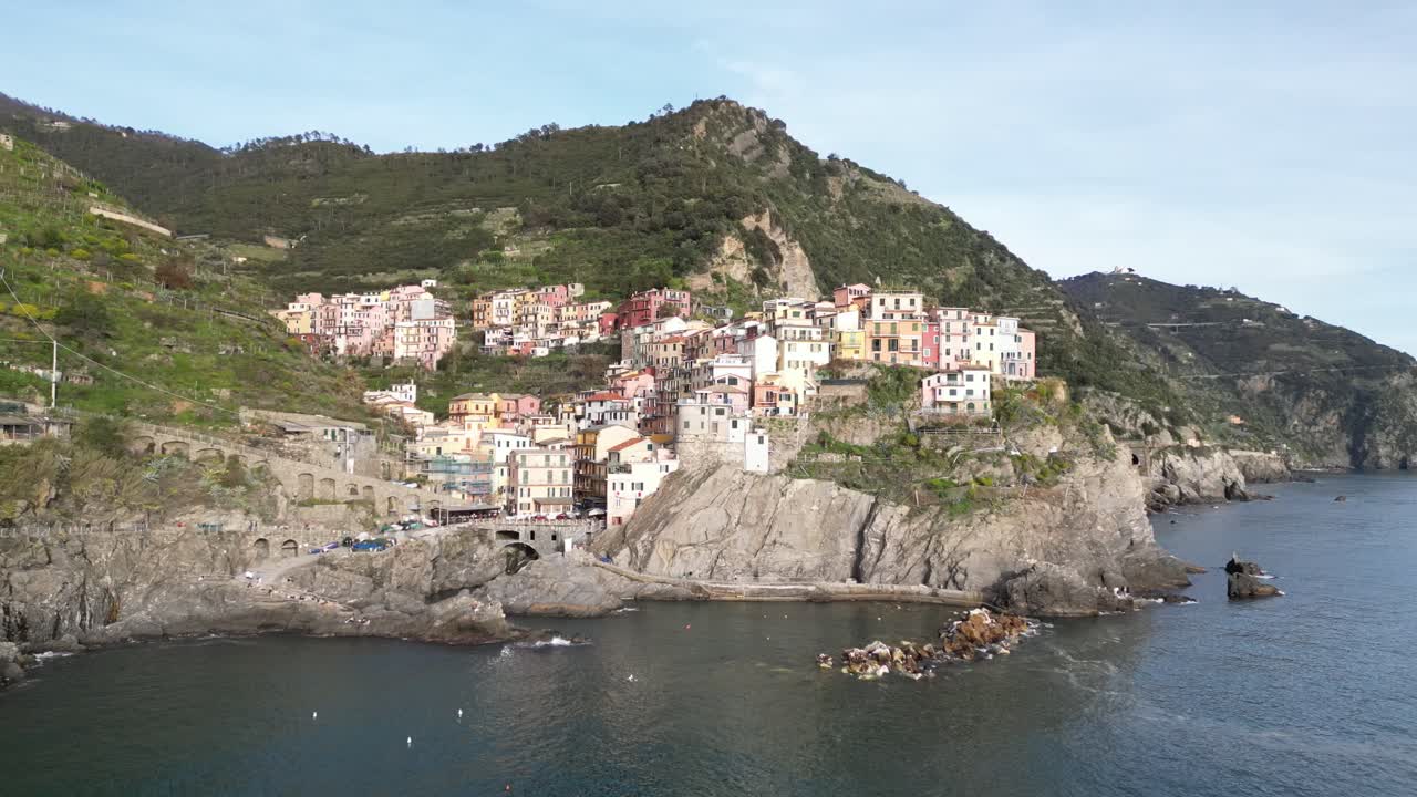 Manarola Cinque Terre Italia, vista aerea a bassa angolazione che si avvicina al villaggio.