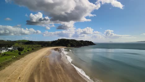 Vuelo-Cinemático-De-Drones-Sobre-La-Playa-De-Coopers-En-La-Bahía-Sin-Duda-De-Nueva-Zelanda