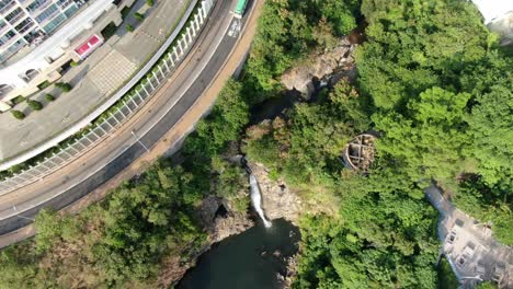 Corriente-Que-Fluye-De-La-Bahía-De-La-Cascada-En-Pok-Fu-Lam,-Hong-Kong,-Vista-Aérea