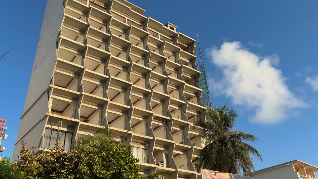 Edifício de Pousada na Ilha Maafushi, Maldivas. Hospedagem Econômica.