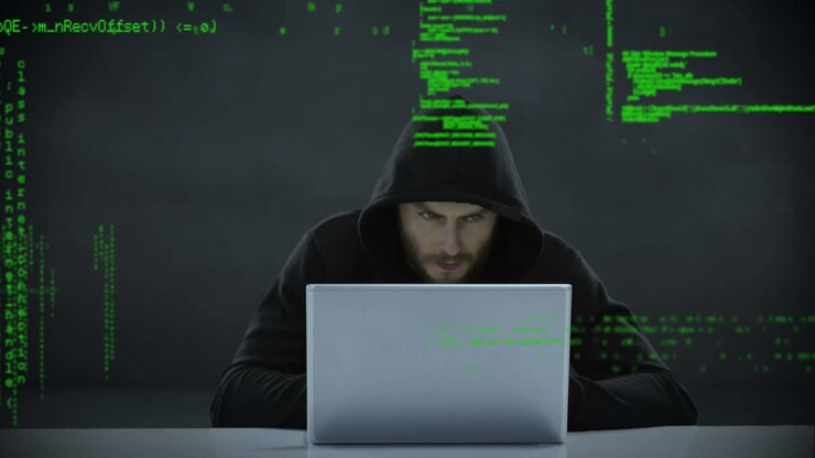 Mandlig hacker med en bærbar computer