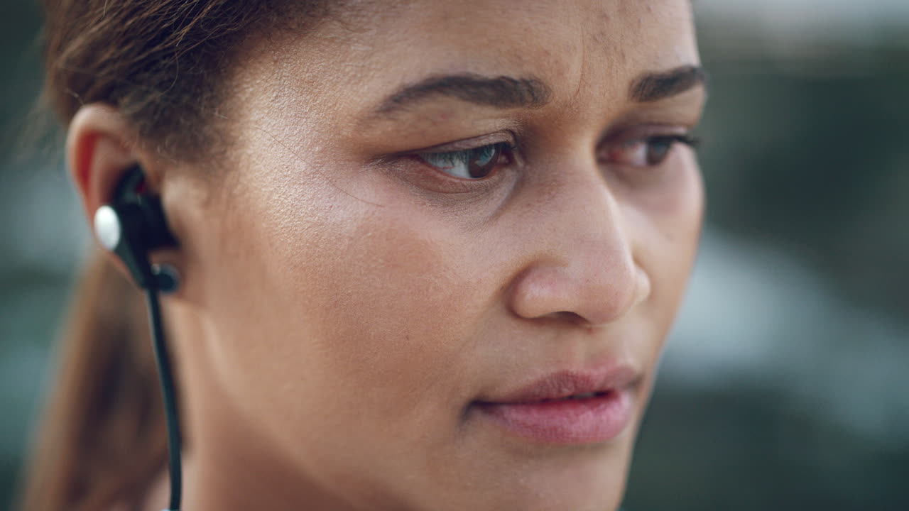 primer plano de una mujer escuchando música mientras hace ejercicio
