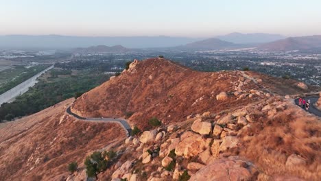 Mt.-Rubidoux-Am-Flussufer-Von-Kalifornien-Bei-Sonnenuntergang-Mit-Wanderern-Im-Blick