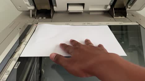 La-Mano-De-La-Gente-Colocó-Papel-En-La-Fotocopiadora.