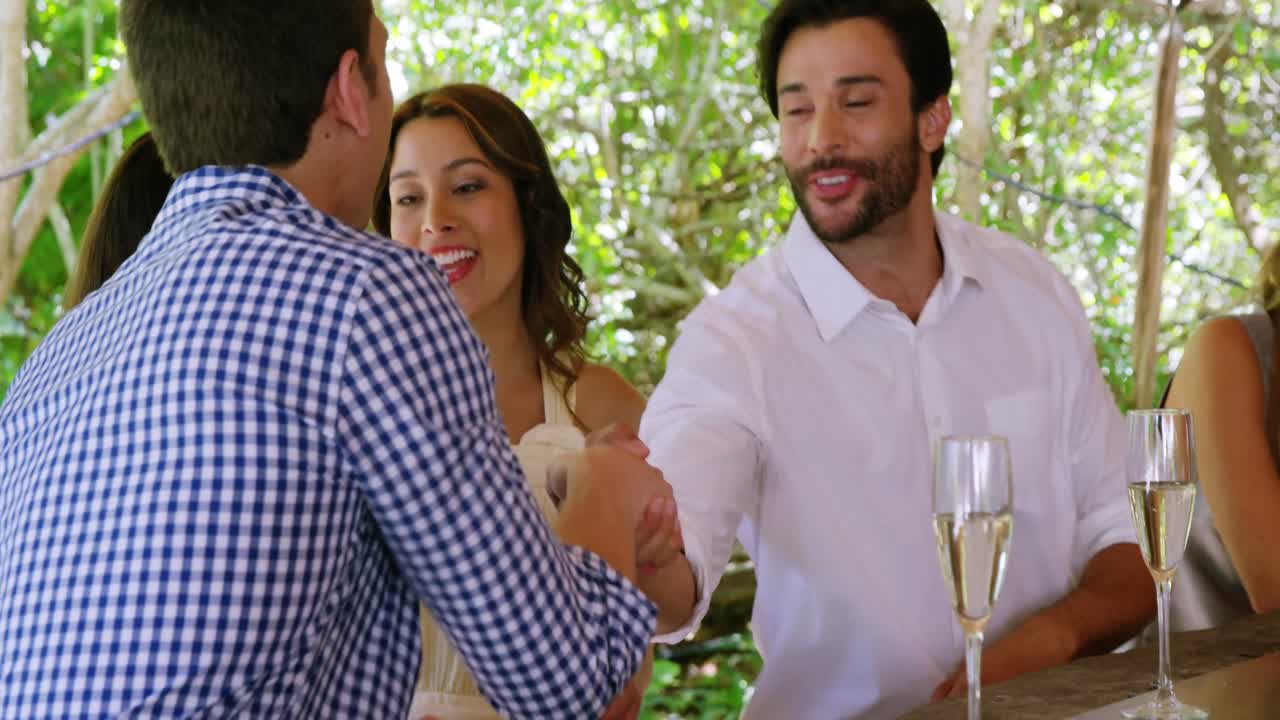 amigos felices abrazándose el uno al otro