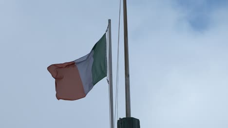 Irische-Flagge-Auf-Dachmast-Bewegt-Sich-Langsam-Im-Wind