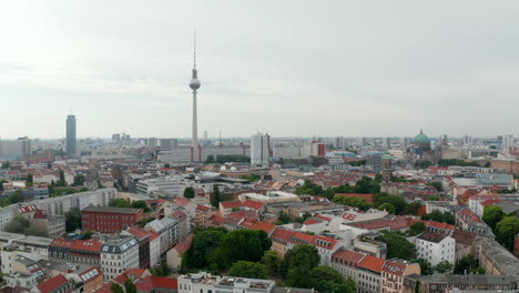 Luftaufnahme-Des-Stadtzentrums,-Absteigende-Aufnahmen-Der-Stadtskyline-Mit-Dem-Hohen-Fernsehturm.-Bedeckter-Himmel.-Berlin,-Deutschland.