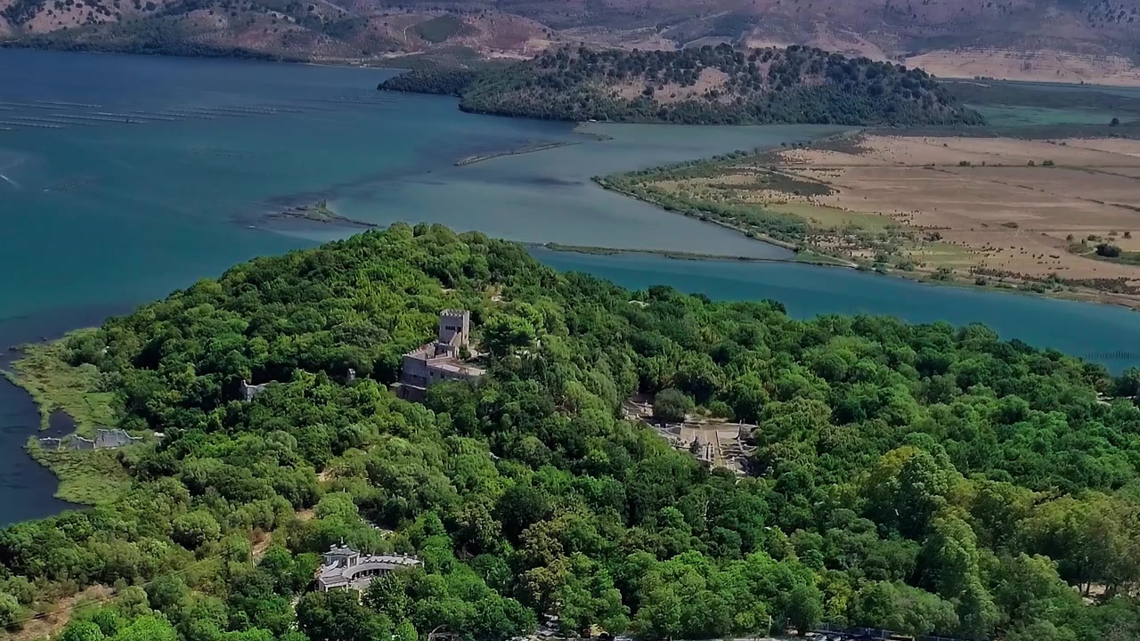 Esplorando antiche rovine in Albania da una vista aerea.