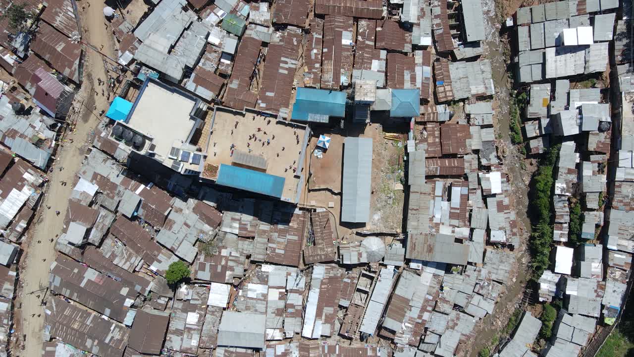 vista aérea de personas jugando en una azotea en kibera, el barrio marginal más grande de áfrica