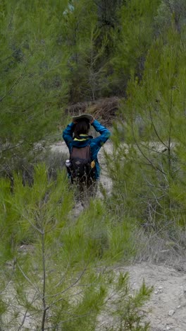 persona caminando por un sendero forestal