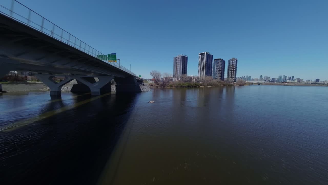 세인트 로렌스 강 (saint lawrence river) 과 캐나다 몬트리올의  섬 (nuns' island) 에서 건설 중인 주거 건물