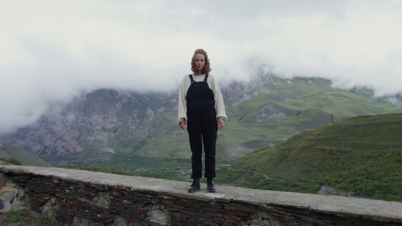 산 벽 위 에 서 있는 여자