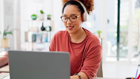 estrategia, portátil y mujer haciendo trabajo remoto