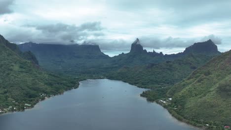 vista aérea de la bahía de opunohu rodeada de montañas verdes en moorea, tahití, polinesia francesa