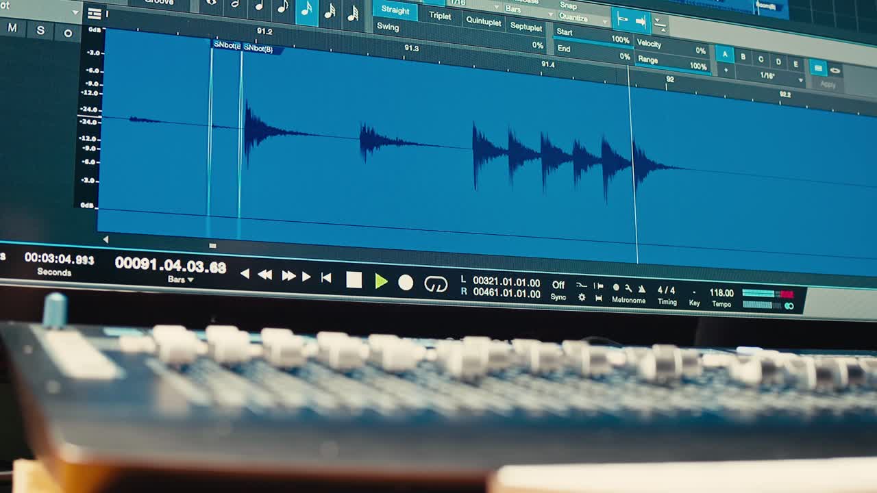 스튜디오에서 음악을 만드는 사운드 엔지니어, 라디오 방송 스튜디오에서 일하는 아시아 인기 dj 또는 녹음 스튜디오, 리허설, 오디오 프로덕션에서 일하는 음악 프로듀서.