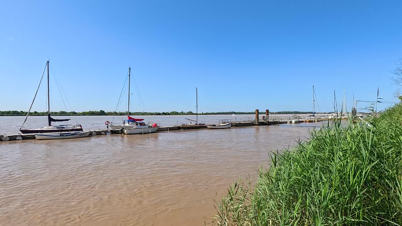 보트가 보르그에서 이 많은 날에 정박했습니다.