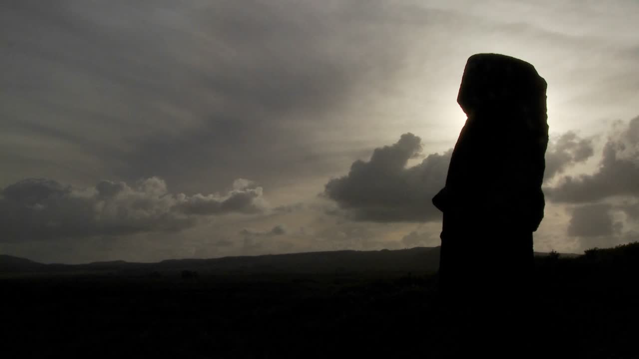lapso de tiempo de nubes asombrosas con estatuas de la isla de pascua en silueta