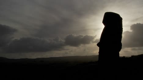 Zeitraffer-Von-Erstaunlichen-Wolken-Mit-Osterinsel-Statuen-In-Silhouette