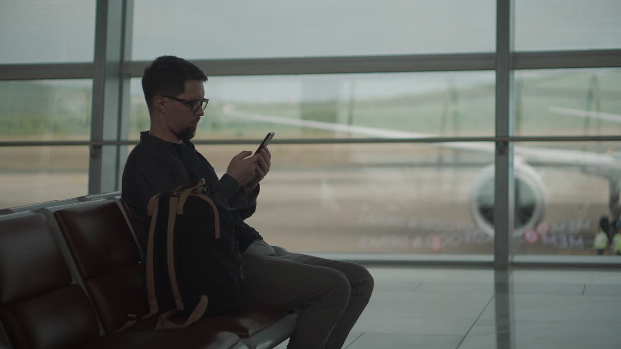 hombre esperando en el aeropuerto
