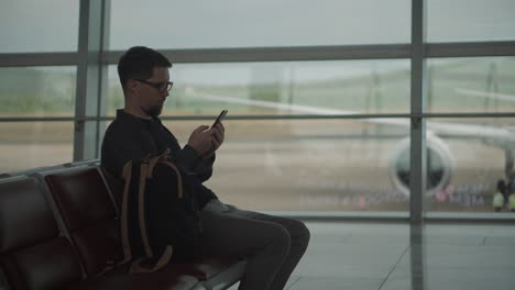 hombre esperando en el aeropuerto