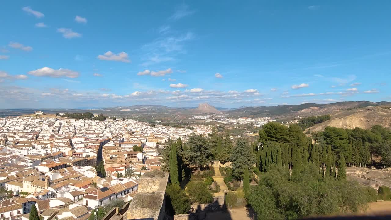 Vista panoramica dall'alto con il verde e lo skyline della città di Antequera.