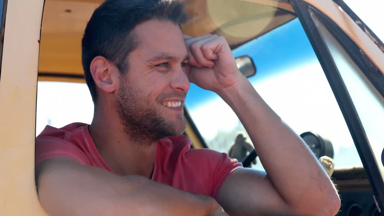 hombre sentado en un coche en un día soleado 4k