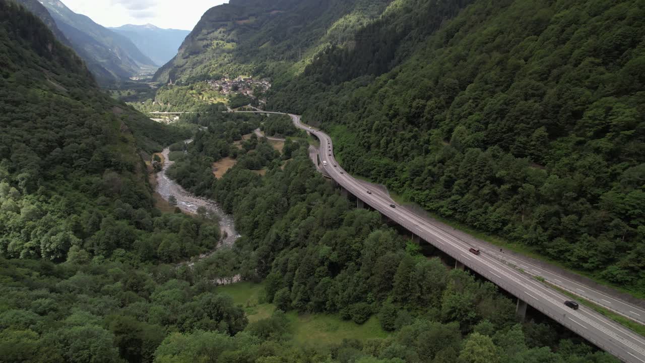 san bernardino에서 장엄한 고산 파노라마를 구축하기 위해 중세 벽 위로 상승